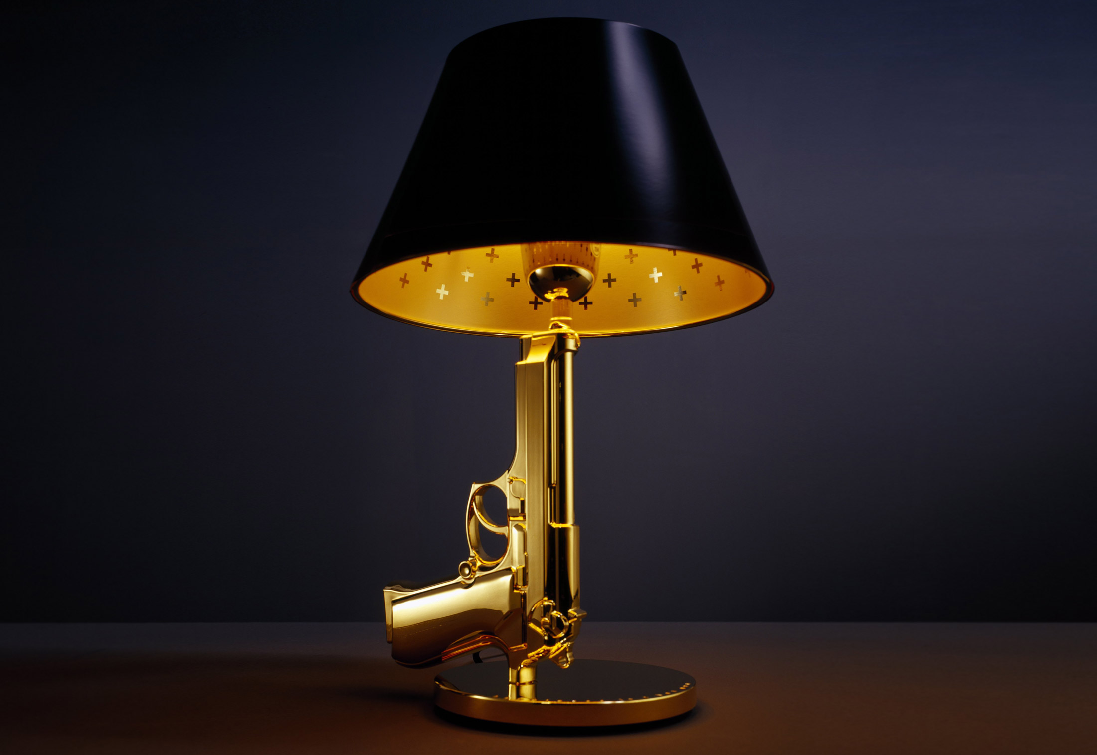 awesome-design-ideas-Bedside-Gun-Table-Lamp-Philippe-Starck-3